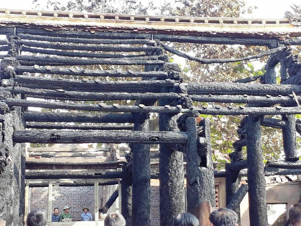 Ngôi đình gần 350 tuổi bị hỏa hoạn thiêu rụi - 3 Do hệ thống kiến trúc của Đình Lưu được xây dựng bằng vật liệu gỗ dễ bén lửa, nên việc dập tắt đám cháy gặp rất nhiều khó khăn.