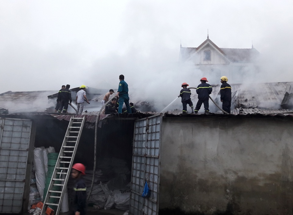 Người dân hốt hoảng sơ tán hàng hóa vì vụ cháy lúc rạng sáng - 6 Sau gần 3 tiếng, lực lượng chức năng mới có thế khống chế đám cháy. Vụ cháy thiêu rụi hoàn toàn kho chứa phế liệu.