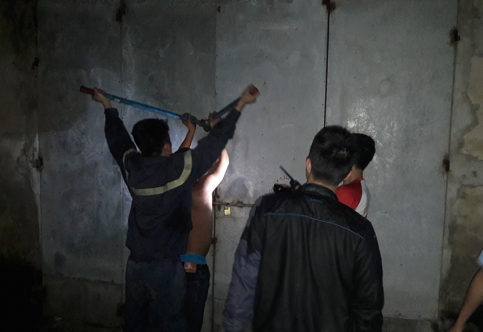 Người dân hốt hoảng sơ tán hàng hóa vì vụ cháy lúc rạng sáng - 3 Trong khu vực kho chứa hàng rộng gần 2.000m2 còn có nhiều kho hàng chứa gạo, vải vóc, vàng mã. Lực lượng chức năng phải phá cửa các kho xung quanh để sơ tán hàng hóa