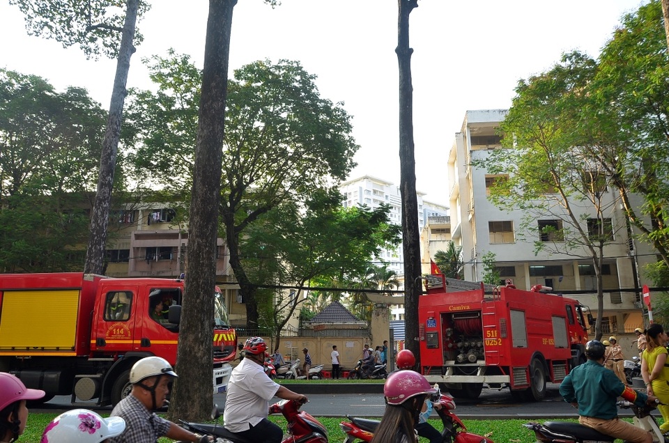 Cháy bãi xe ký túc xá Đại học Y dược, sinh viên cuống cuồng di dời tài sản - 2 Cháy bãi xe ký túc xá Đại học Y dược, sinh viên cuống cuồng di dời tài sản - 2