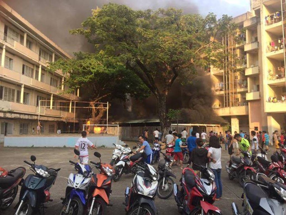 Cháy bãi xe ký túc xá Đại học Y dược, sinh viên cuống cuồng di dời tài sản - 1 Hiện trường vụ cháy bãi xe bên trong KTX Đại học Y dược TPHCM (ảnh Facebook)