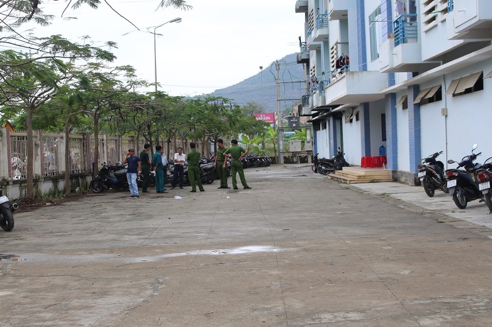 Cảnh sát phong tỏa hiện trường để điều tra nguyên nhân vụ cháy