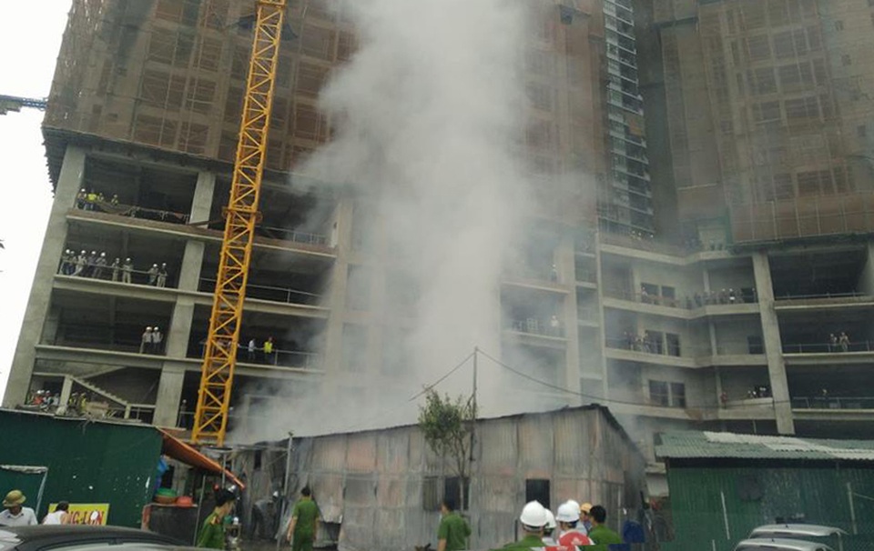 Đến khoảng 15h15 cùng ngày, đám cháy cơ bản được khống chế, nhưng vẫn còn khói bốc lên âm ỉ.