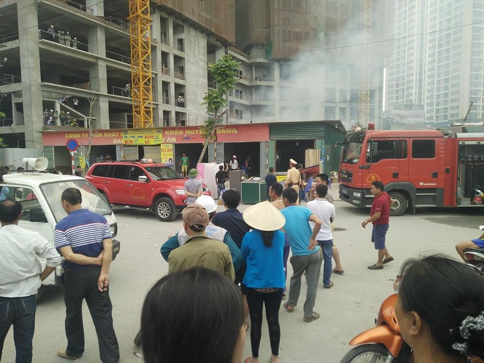 Lực lượng PCCC có mặt tại hiện trường để dập lửa.