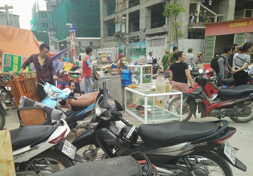 Công nhân vội sơ tán đồ đạc ngay khi phát hiện có cháy.