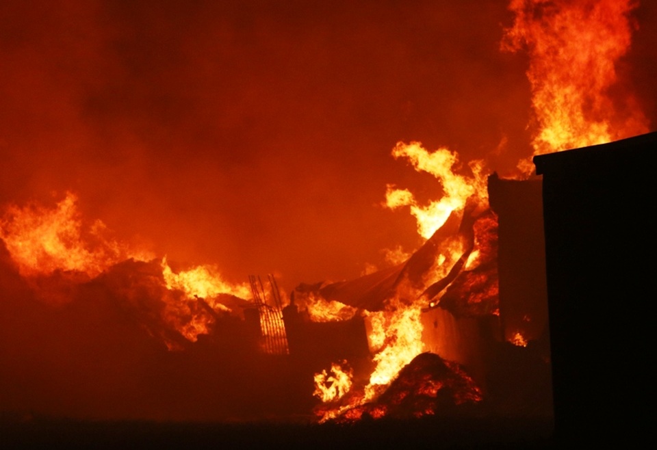 Biển lửa bao trùm công ty thủ công mỹ nghệ - 4
Biển lửa...