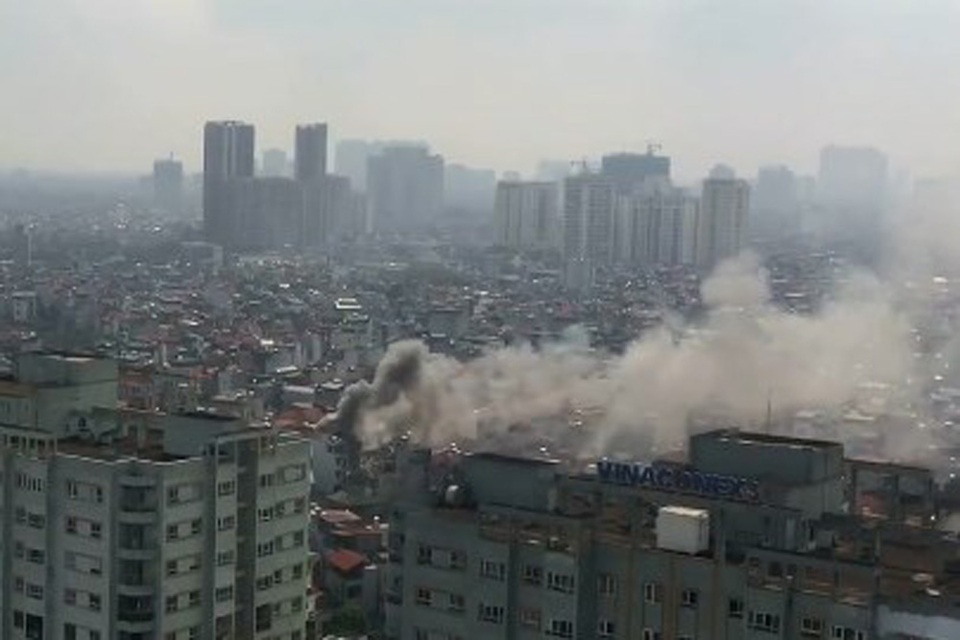 Hà Nội: 3 ngôi nhà trên phố Minh Khai bốc cháy dữ dội - 1 Khói bốc lên nghi ngút từ hiện trường 3 ngôi nhà cháy (Ảnh: Facebook).