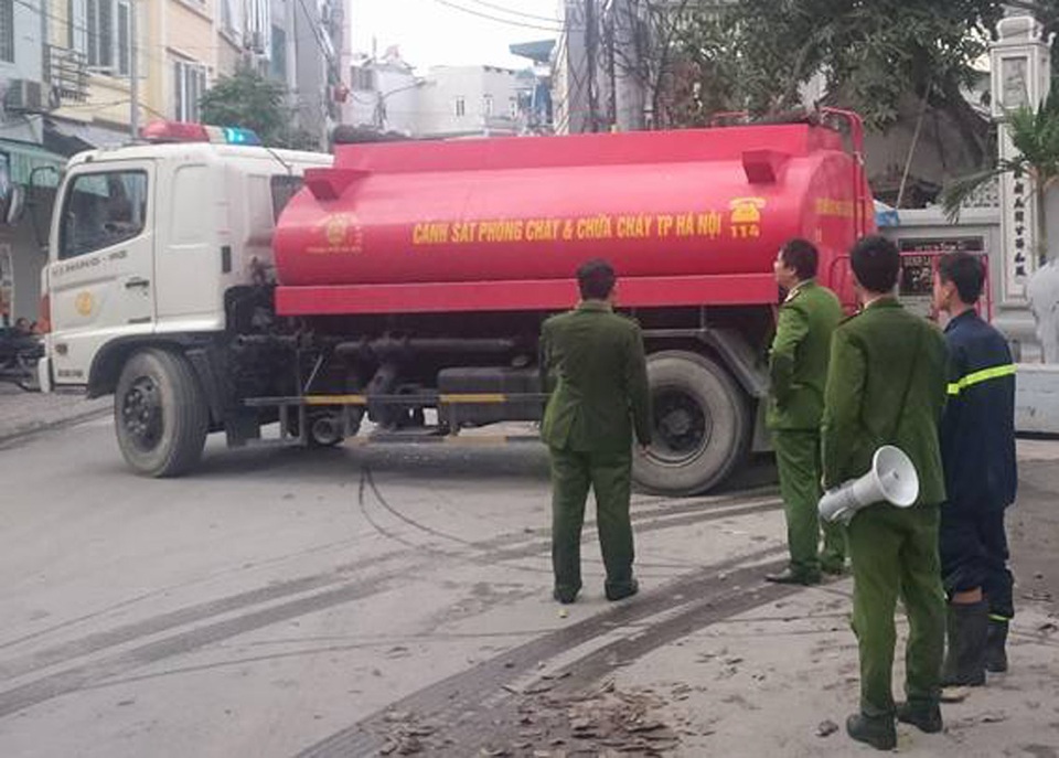 Hà Nội: 3 ngôi nhà trên phố Minh Khai bốc cháy dữ dội - 2
Lực lượng PCCC khu vực đã điều 3 xe chữa cháy tới hiện trường để dập lửa.