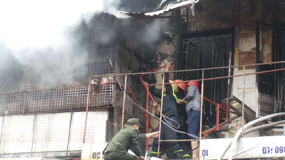 Hà Nội: Cháy lớn ngôi nhà trên phố Bát Đàn, một người tử vong - 4 Hà Nội: Cháy lớn ngôi nhà trên phố Bát Đàn, một người tử vong - 4