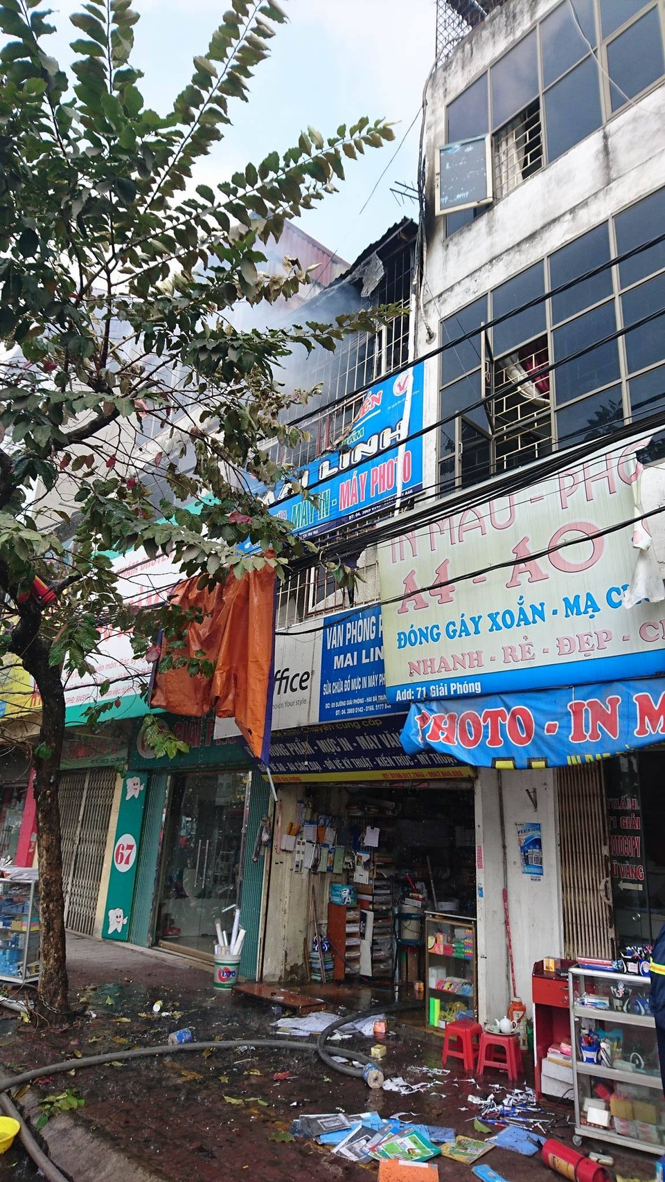 Hà Nội: Cháy cửa hàng văn phòng phẩm trên đường Giải Phóng - 3
Vụ cháy may mắn chưa lan xuống tầng 1, nơi có rất nhiều vật liệu dễ cháy.