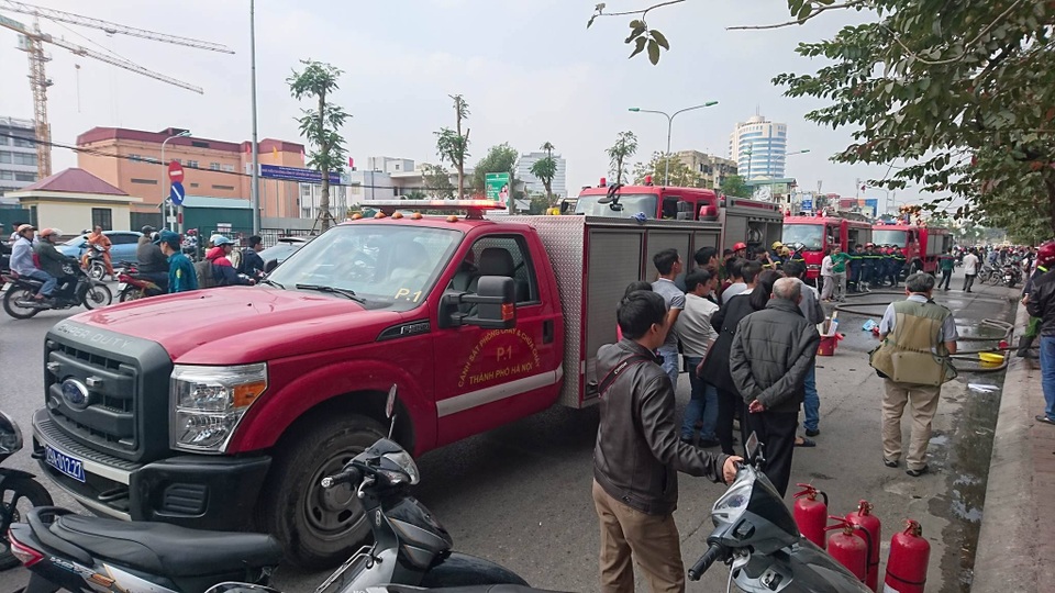 Hà Nội: Cháy cửa hàng văn phòng phẩm trên đường Giải Phóng - 5
Giao thông đoạn qua ngôi nhà cháy ùn ứ trong một thời gian ngắn.