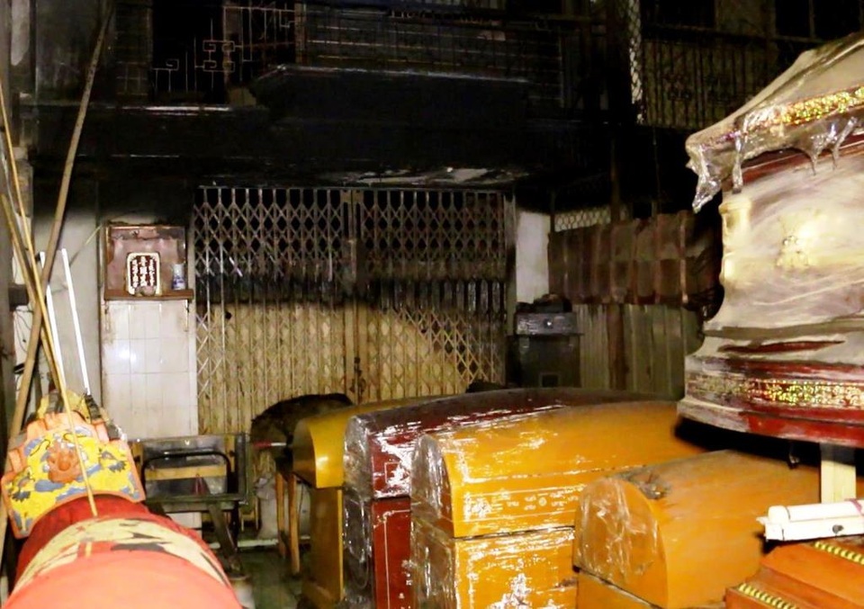 Cháy trại hòm, 4 người trong gia đình tử vong - 2 Hiện trường vụ cháy nghiêm trọng khiến 4 người tử vong