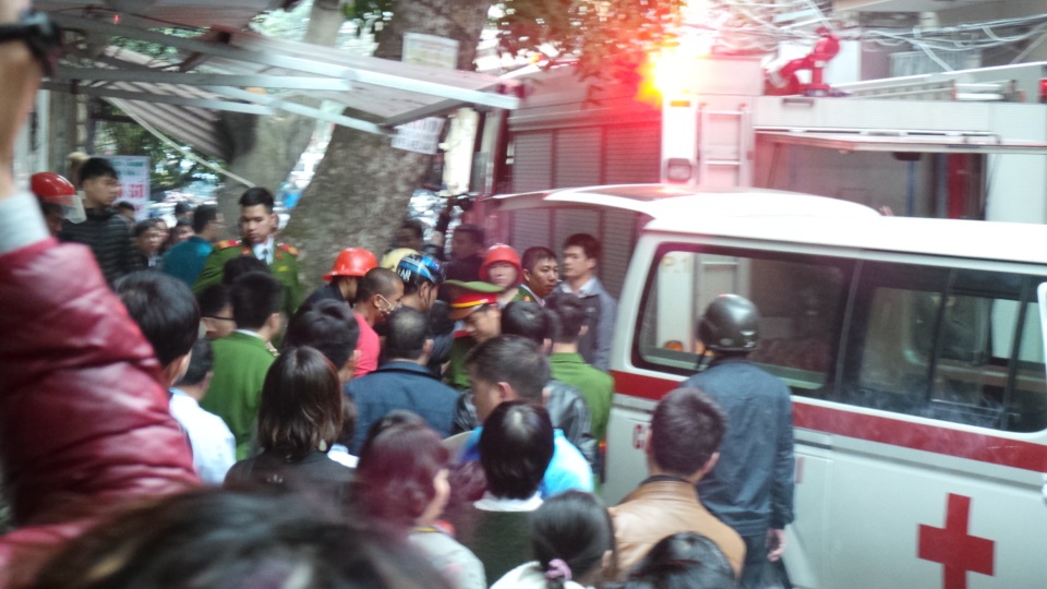 Hà Nội: Cháy lớn ngôi nhà trên phố Bát Đàn, một người tử vong - 10
Thi thể nạn nhân được đưa ra ngoài.