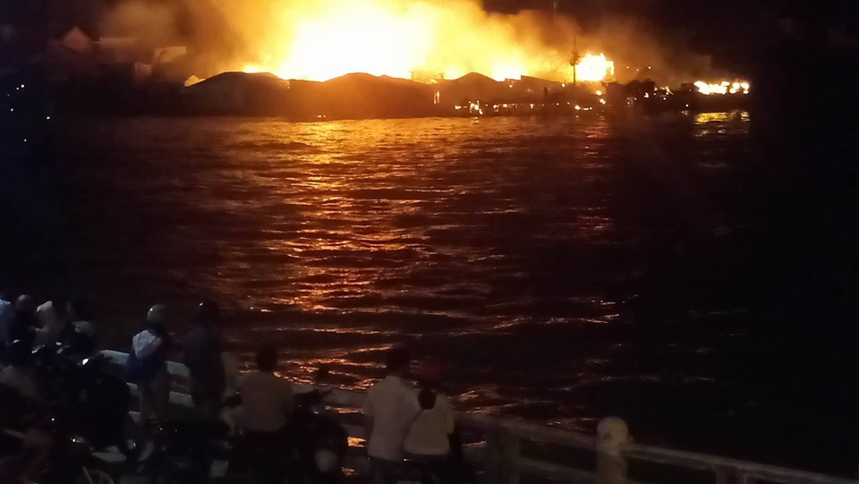 Hàng chục nhà chồ ở Nha Trang cháy dữ dội trong đêm - 6 Hàng chục nhà chồ ở Nha Trang cháy dữ dội trong đêm - 6