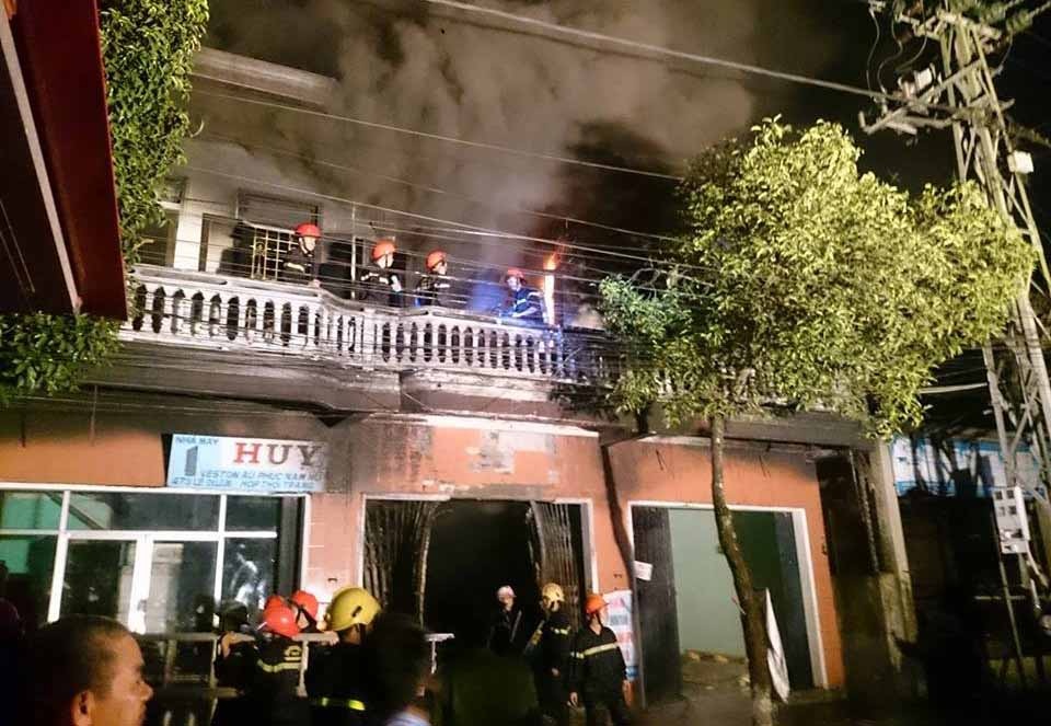 Cháy lớn giữa đêm, 3 người thoát chết nhờ ban công nhà hàng xóm - 1 Hiện trường vụ cháy từ tầng 2 cơ sở làm khung ảnh