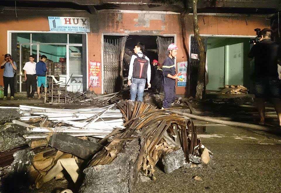 Cháy lớn giữa đêm, 3 người thoát chết nhờ ban công nhà hàng xóm - 2
Nhiều vật dụng làm khung ảnh trong cơ sở bị thiêu rụi