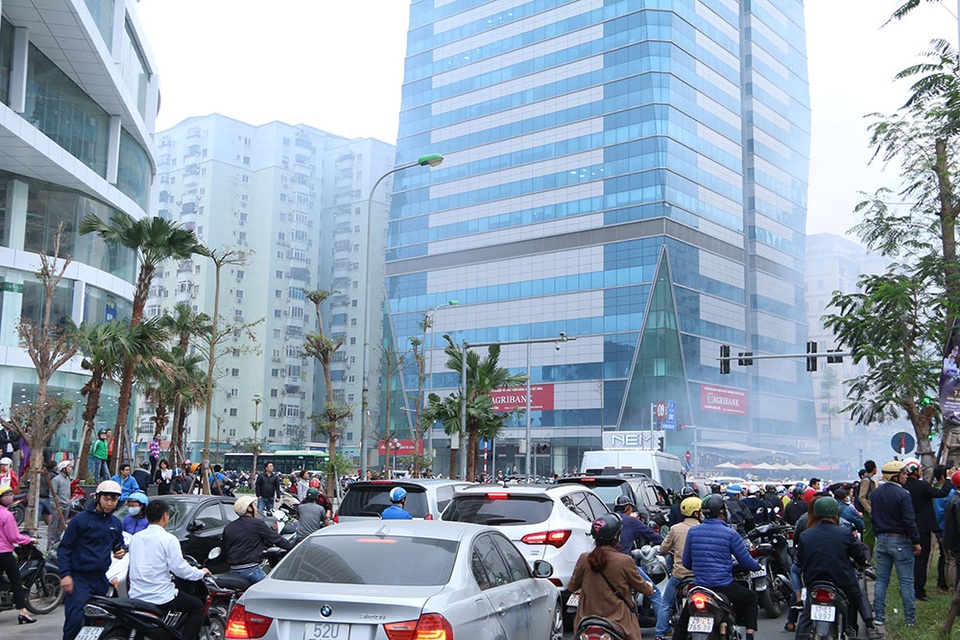 Hà Nội: Ô tô bốc cháy ngùn ngụt, tài xế ôm cháu bé lao ra khỏi xe - 6
Vụ việc khiến đoạn đường ùn tắc trong giờ giao điểm buổi sáng.