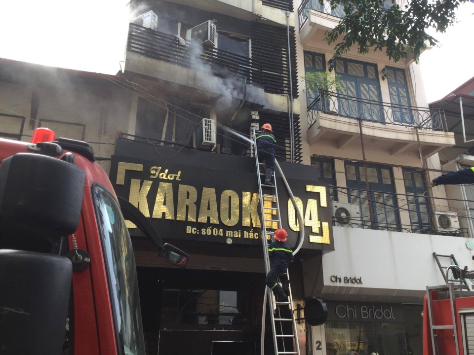 Hà Nội: Cháy quán karaoke 7 tầng trên phố Mai Hắc Đế - 1
Hiện trường vụ cháy quán karaoke trên phố Mai Hắc Đế