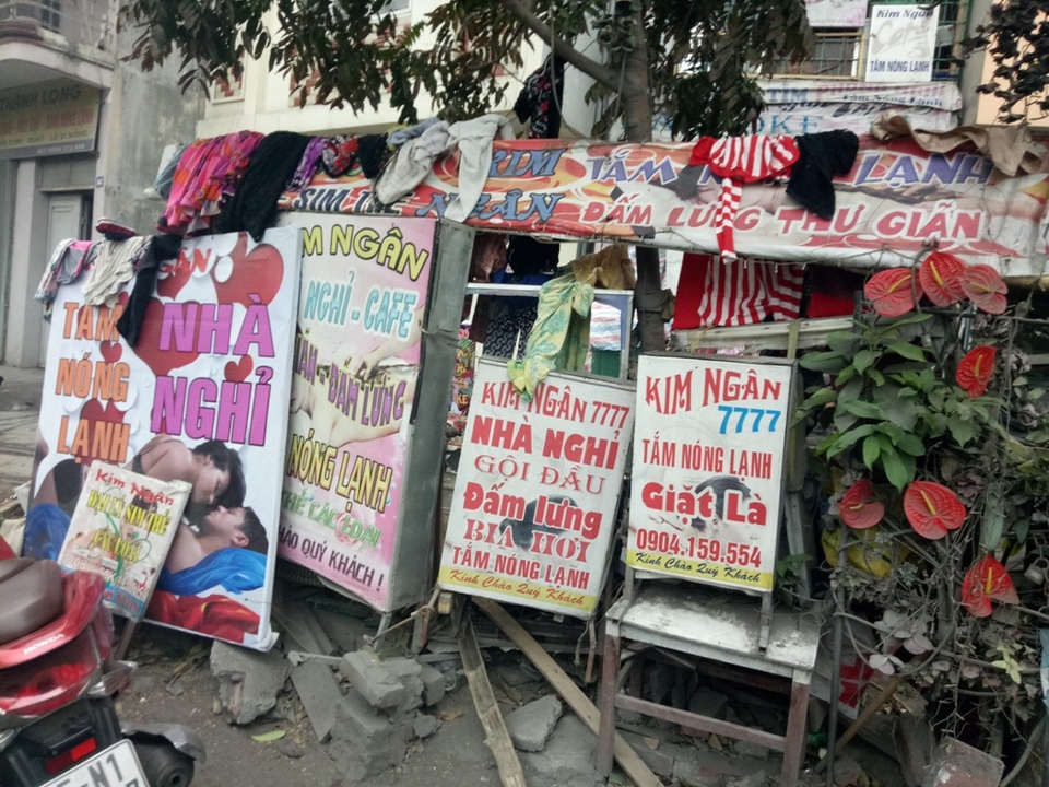 
Hàng chục biển hiệu khác được dựng quanh khu vực xảy ra hỏa hoạn
