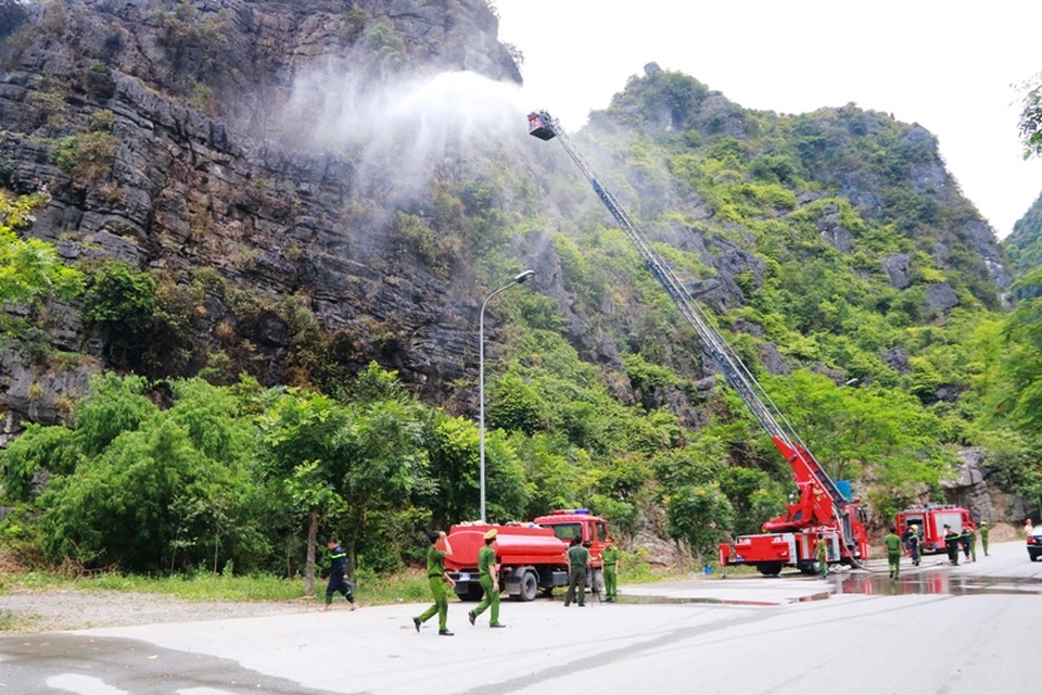 Điều xe thang dập đám cháy trong vùng lõi quần thể danh thắng Tràng An - 2 Điều xe thang dập đám cháy trong vùng lõi quần thể danh thắng Tràng An - 2