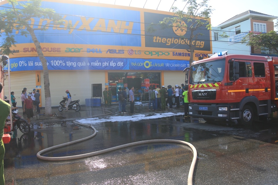Cháy siêu thị điện máy Xanh ở Đà Nẵng - 1 Lực lượng PCCC phải huy động 10 xe chữa cháy cùng hơn 69 cán bộ, chiến sĩ đến hiện trường dập tắt đám cháy