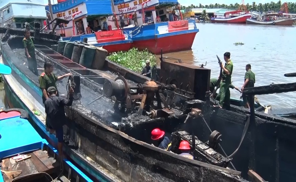 
Tàu cá Thọ & Phước bất ngờ bốc cháy khi đang sửa chữa
