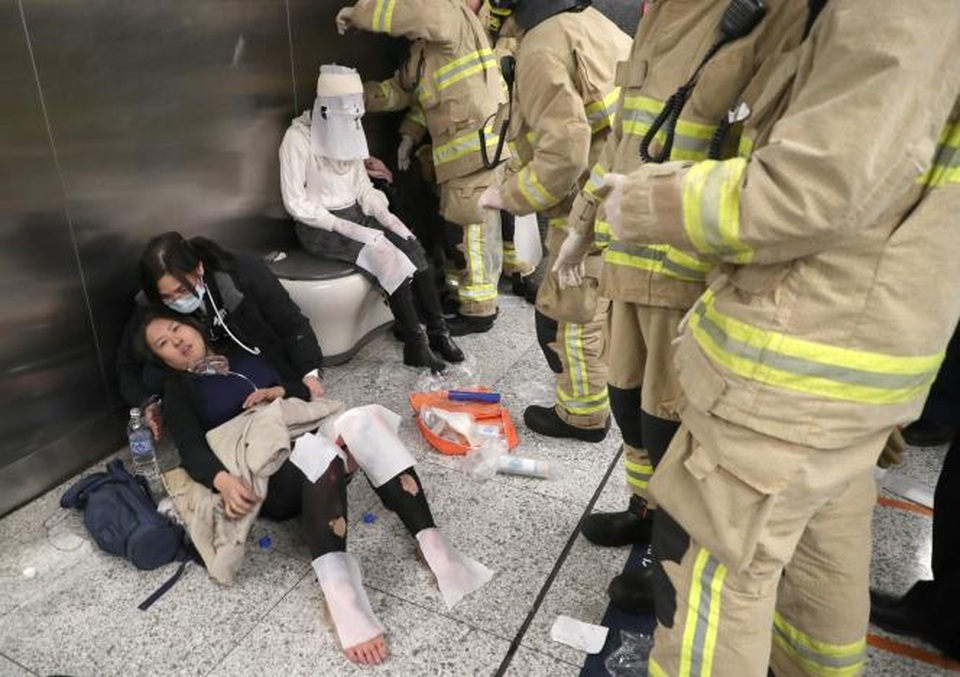 Tấn công bằng bom xăng trên tàu điện ngầm Hong Kong, 18 người bị thương - 2
Những người bị thương được sơ cứu tại hiện trường (Ảnh: Reuters)