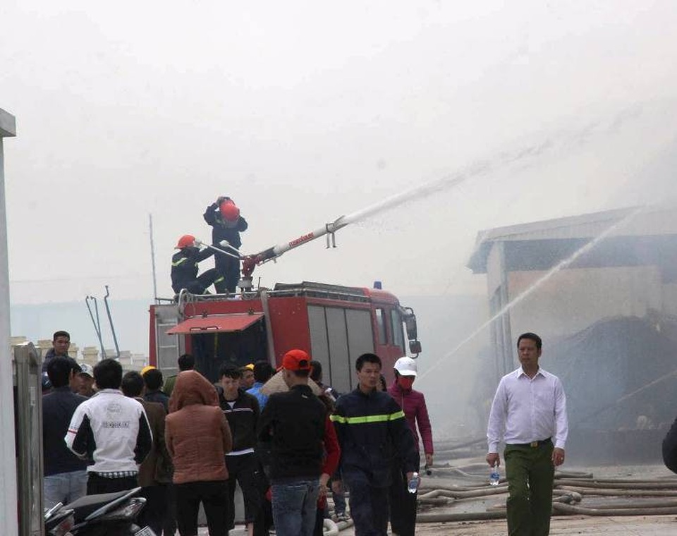 Cháy lớn tại Công ty Bông Thái Bình - 2 Lực lượng PCCC Công an tỉnh Thái Bình nỗ lực dập tắt đám cháy