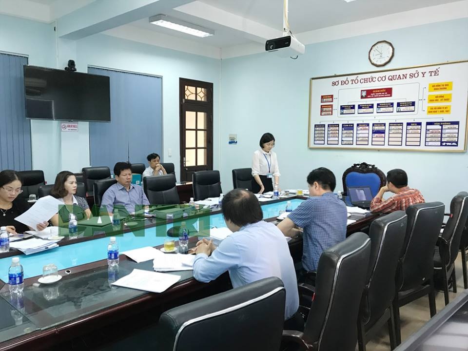 Vụ 8 bệnh nhân chạy thận tử vong: Tạm đình chỉ Giám đốc bệnh viện tỉnh Hòa Bình - 1
Hội đồng chuyên môn đang họp tại Sở y tế Hòa Bình