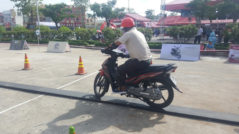 Honda Việt Nam khởi động chuỗi chương trình “Trọn niềm tin 2017” - 7
Khách hàng chạy thử xe trước khi quyết định mua