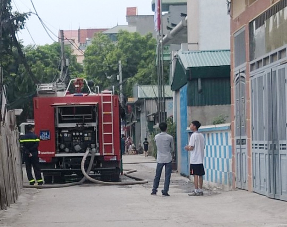 Hà Nội: Cháy tại tòa nhà 9 tầng, cư dân hoảng loạn - 2
Xe cứu hỏa đến nhưng lúc này lửa đã được dập tắt.