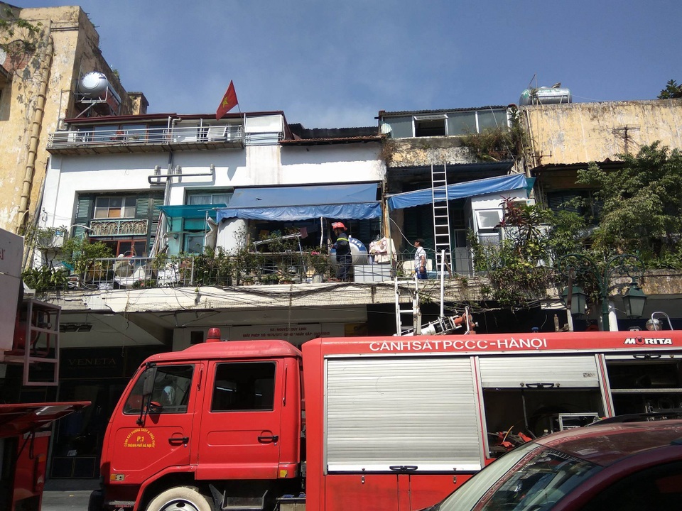 Hà Nội: Cháy tại phố Đinh Lễ - 1