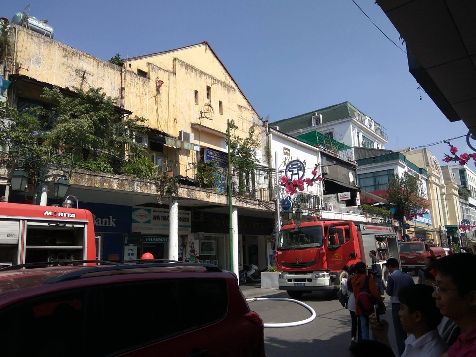 
Lực lượng chữa cháy tiếp cận căn nhà cháy trên phố Đinh Lễ từ phía tòa nhà 56 Tràng Tiền
