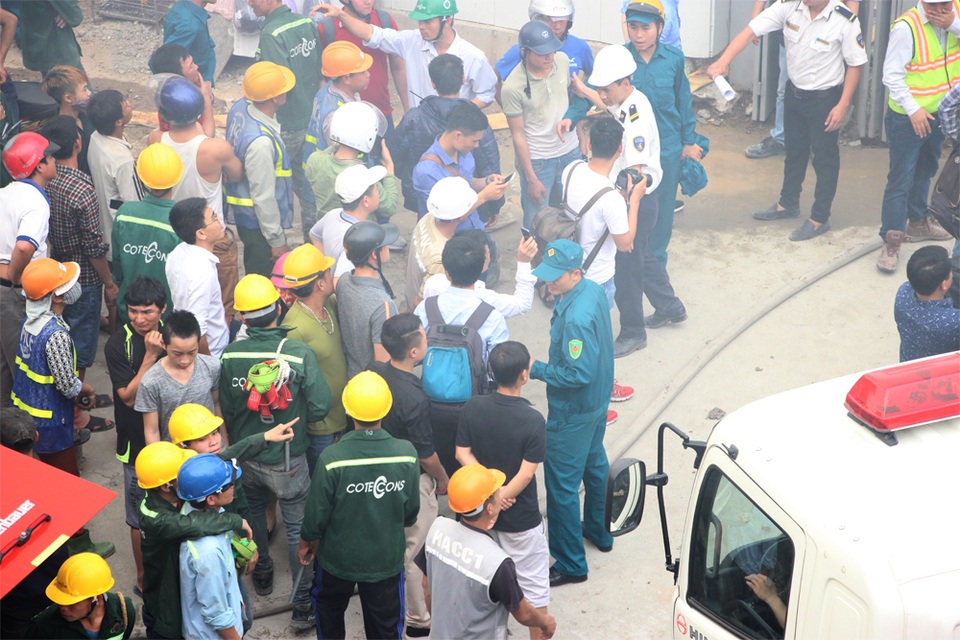 Hiện trường vụ cháy dữ dội gần tòa nhà Keangnam - 7
Ngay khi phát hiện ra cháy, công nhân gần hiện trường đã nhanh chóng sơ tán ra ngoài an toàn. Lãnh đạo Phòng Cảnh sát PCCC số 3 cho biết, vụ cháy không có thiệt hại về người.