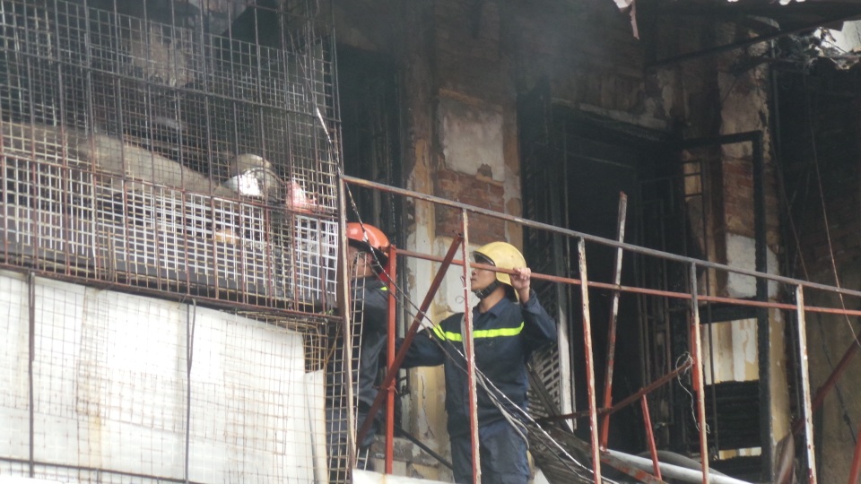 Hà Nội: Cháy lớn ngôi nhà trên phố Bát Đàn, một người tử vong - 5
Lực lượng chữa cháy dập lửa trên tầng 2 ngôi nhà.