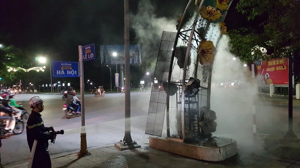 Vòm quảng cáo trên đường phố Huế bất ngờ bốc cháy dữ dội - 2 Lực lượng cảnh sát Phòng cháy Chữa cháy dập lửa