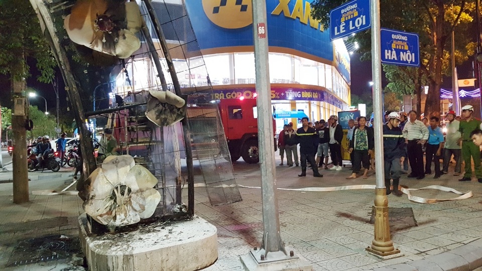 Vòm quảng cáo trên đường phố Huế bất ngờ bốc cháy dữ dội - 4
Hàng trăm người dân khiếp vía vì vòm quảng cáo nằm bắc ngang qua phía trên không đường Lê Lợi
