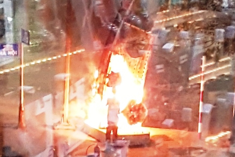 Vòm quảng cáo trên đường phố Huế bất ngờ bốc cháy dữ dội - 1 Vòm quảng cáo đường Lê Lợi bất ngờ bốc cháy lớn (ảnh: Quản lý Điện Máy Xanh cung cấp)