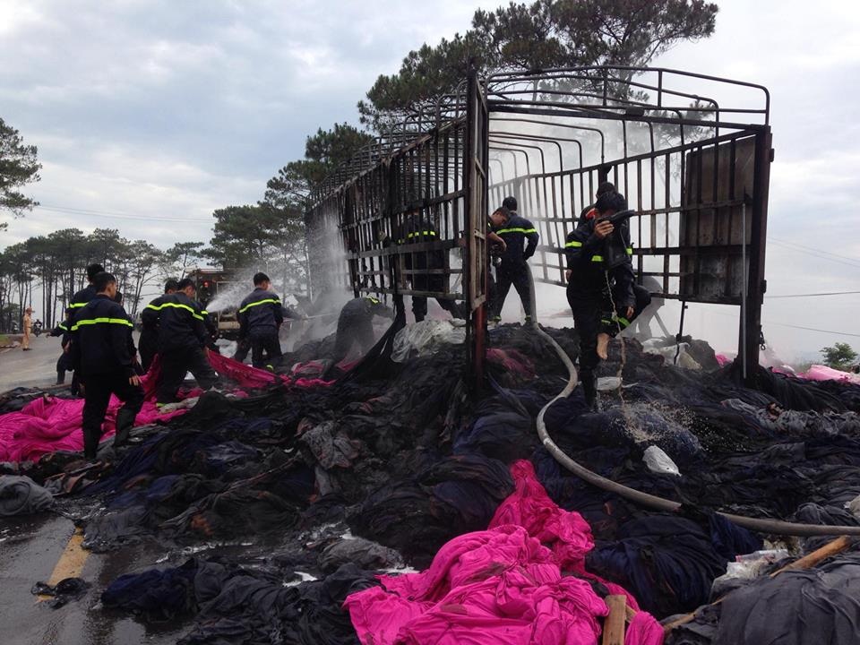 
Hiện trường vụ cháy xe tải chở vải
