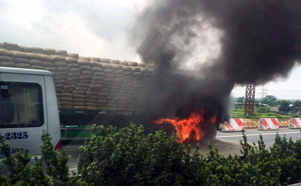 Lốp xe bốc cháy ngùn ngụt khiến người đi đường hoảng loạn.