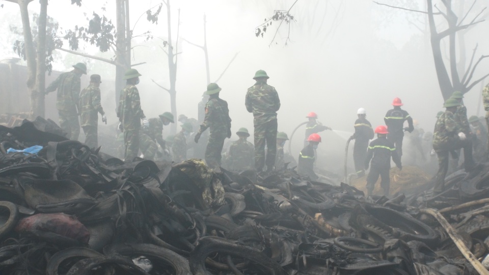 Cháy lớn ở 2 cơ sở tái chế lốp ô tô - 2 Vụ cháy khiến 2 chủ cơ sở tái chế lốp xe thiệt hại hàng trăm triệu đồng.