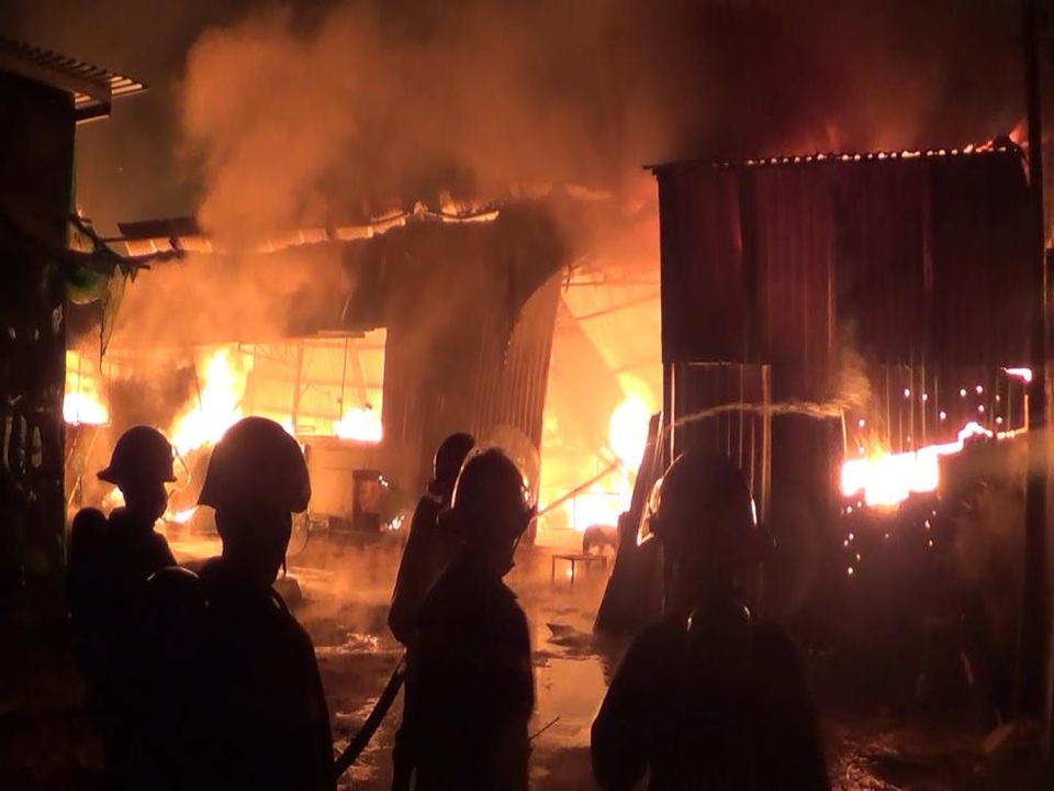 
Hiện trường vụ cháy xưởng gỗ sáng 17/2
