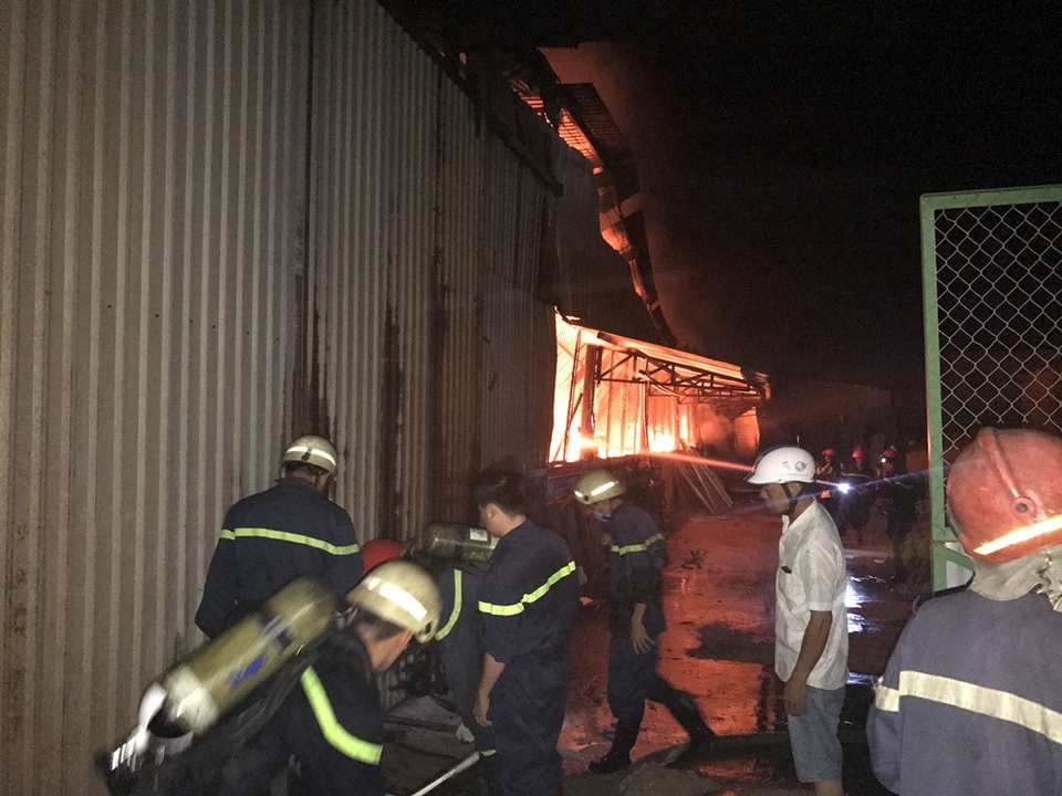 
Cảnh sát triển khai chữa cháy tại hiện trường
