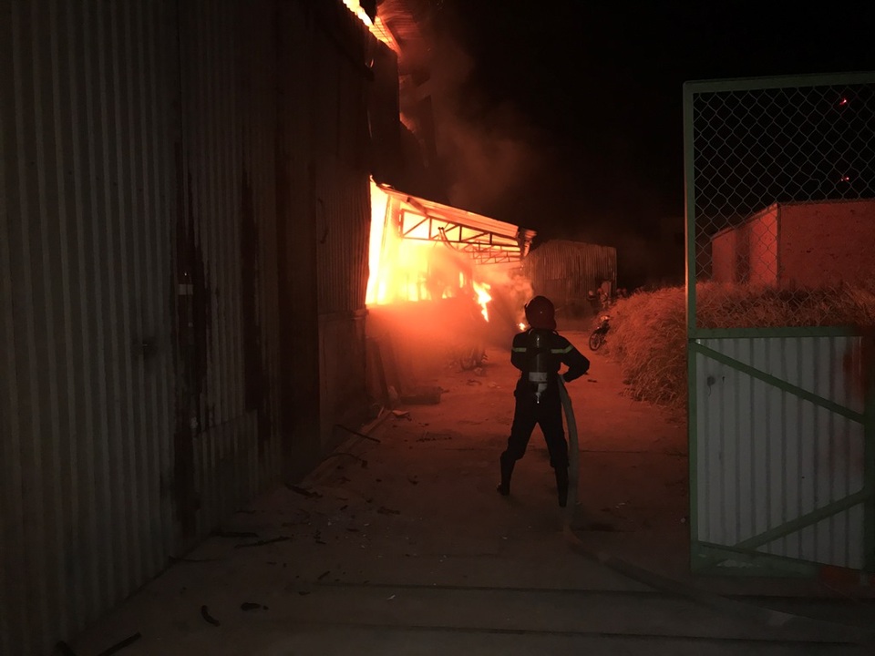 Hiện trường vụ cháy xưởng gỗ sáng 17/2