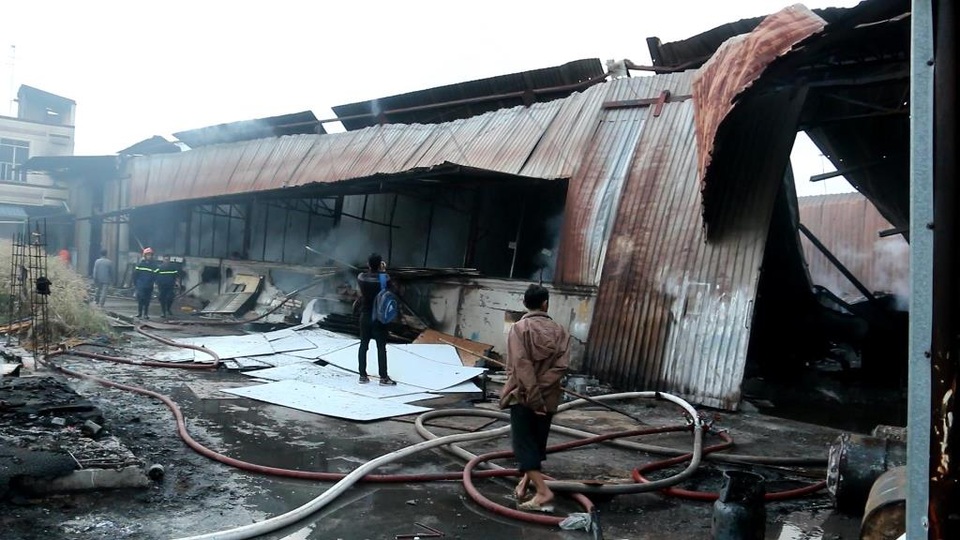 
Nhà xưởng đổ sập sau vụ cháy.
