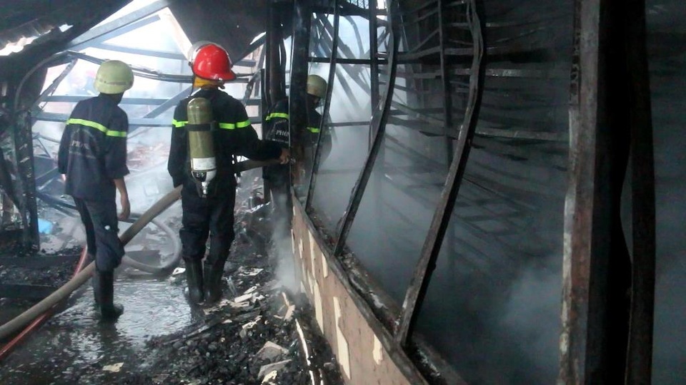 Hiện trường vụ cháy xưởng gỗ sáng 17/2