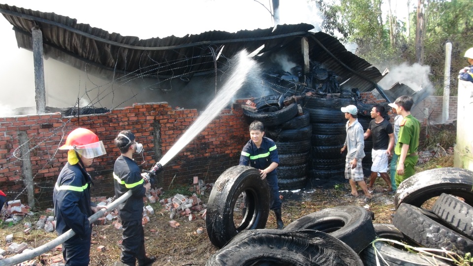 Cháy lớn ở 2 cơ sở tái chế lốp ô tô - 1
Lực lượng PCCC nhanh chóng có mặt tại hiện trường để khống chế đám cháy
