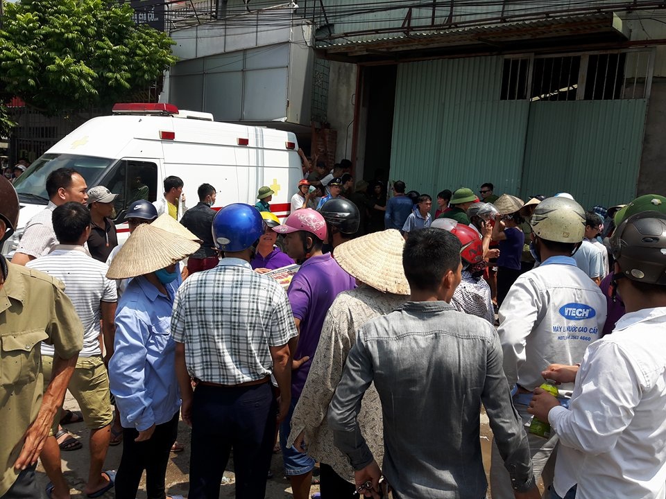 8 người tử vong trong vụ cháy xưởng bánh ở Hà Nội - 9 Người dân tập trung rất đông gần hiện trường vụ cháy.