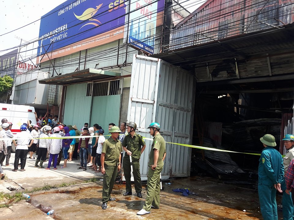 8 người tử vong trong vụ cháy xưởng bánh ở Hà Nội - 8 Lực lượng chức năng đang tìm kiếm nạn nhân mắc kẹt bên trong.