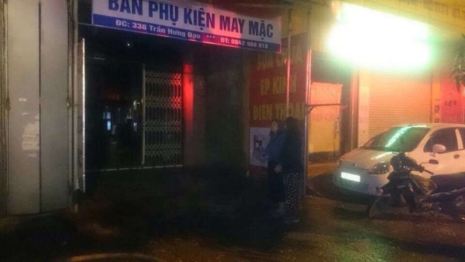 Kho chứa mỹ phẩm và trang thiết bị nghề tóc của đại lý kinh doanh mỹ phẩm Hồng Tựa đã bất ngờ bốc cháy trong đêm. (Ảnh P.L)